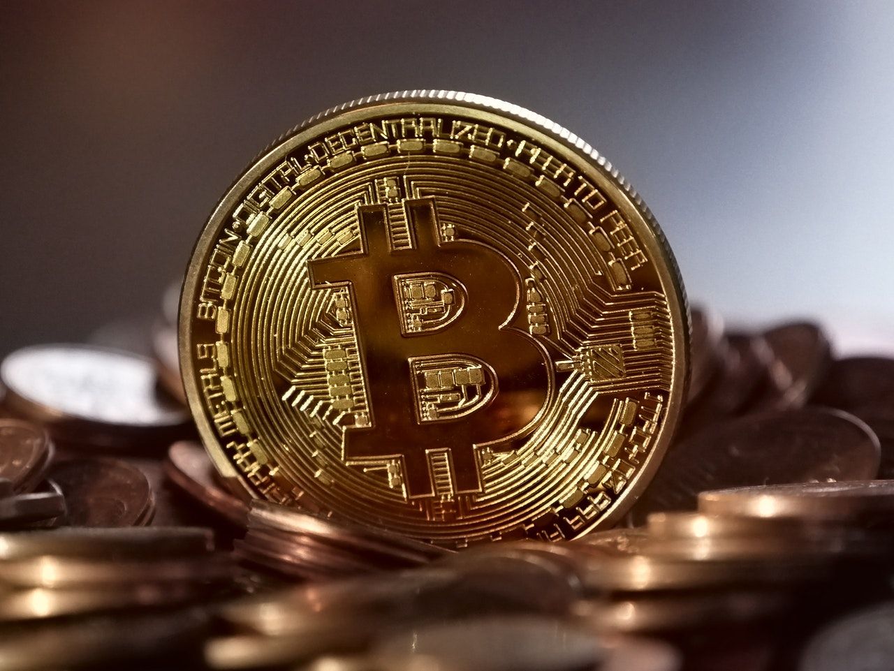 What's the Relationship Between Gold And Bitcoin?